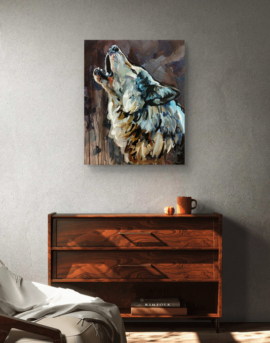 Acrylbild heulender Wolf über Schubladenkommode aus dunklem Kirschholz im gemütlichen Interieur.