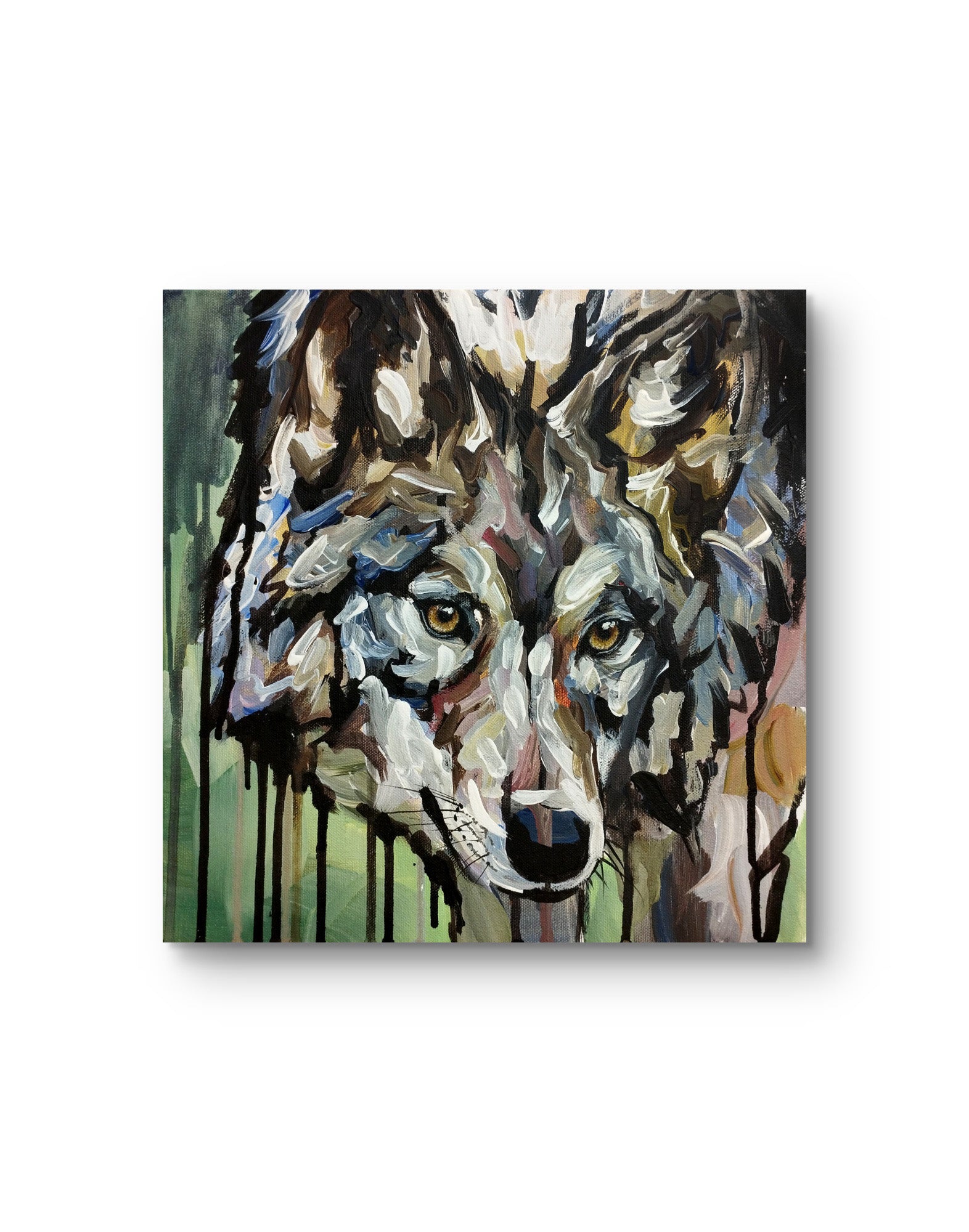 Acrylgemälde Wolf Porträt, expressive Malweise mit tropfender Farbe vor grünem, abstraktem Hintergrund.