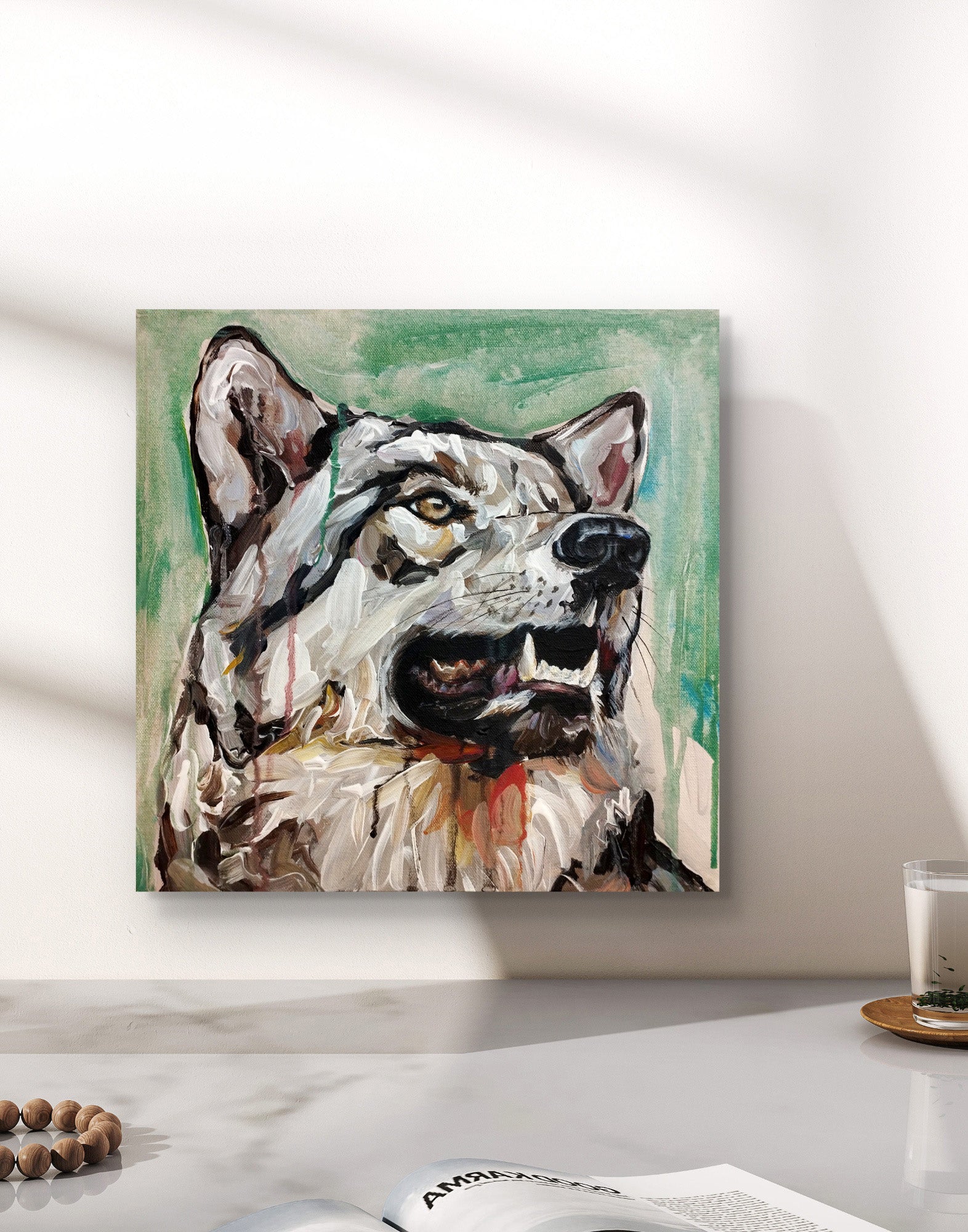 Acrylgemälde Wolf mit offenem Maul, steht auf hellem Schreibtisch im Sonnenlicht, pastose Pinselstriche.