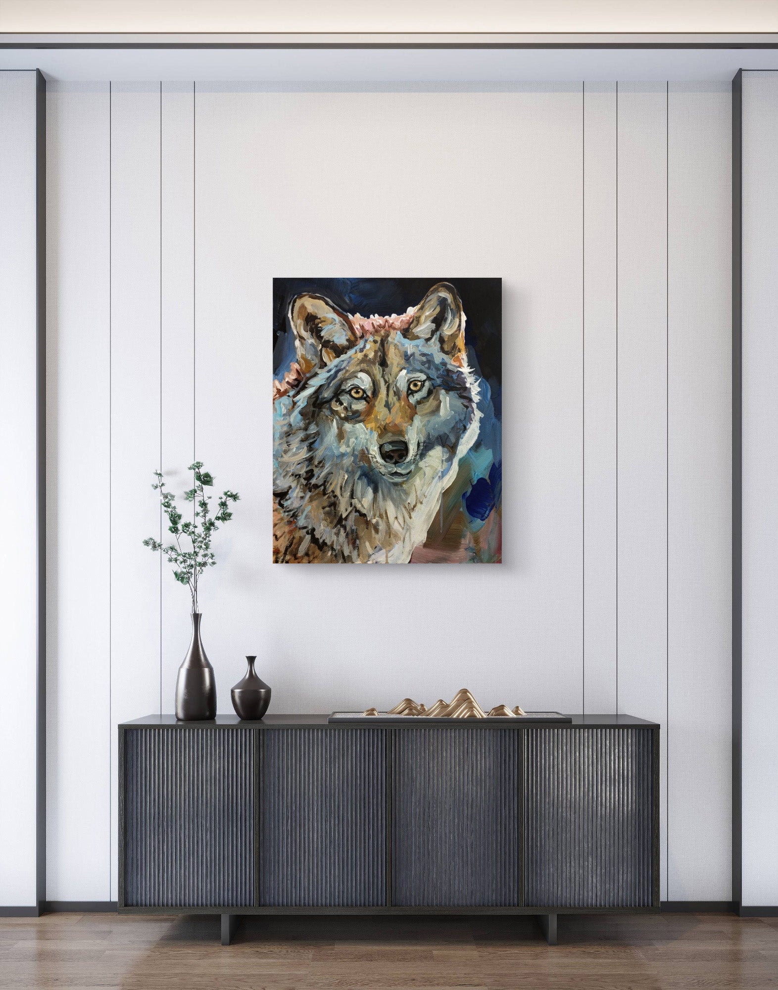 Wolf Porträt in Acryl über schwarzer Kommode mit vertikalen Lamellen im minimalistischen Flur.