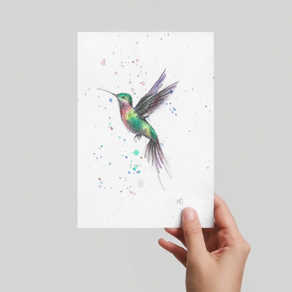 Aquarell Postkarte Kolibri mit grün-rotem Gefieder, handgemalt, expressive Malweise mit bunten Spritzern.