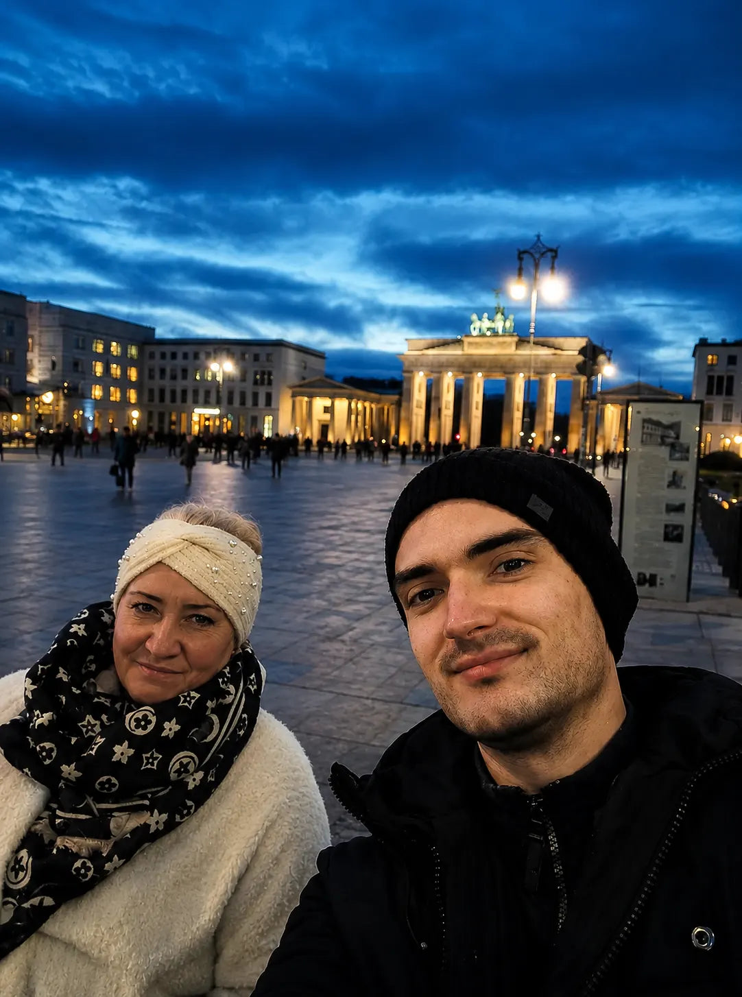 Zwei Künstler und Familienmitglieder – Mutter und Sohn – bei einem gemeinsamen Besuch in Berlin