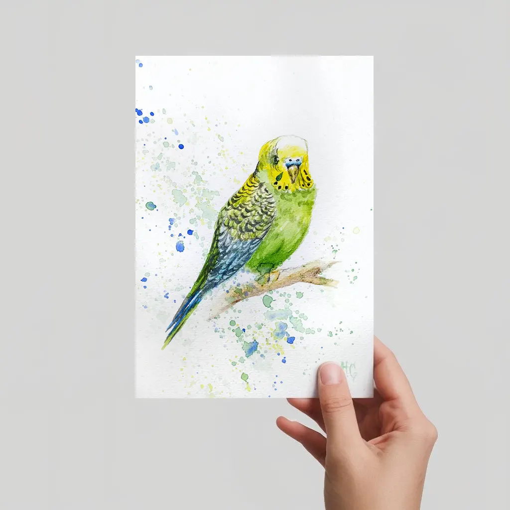 Aquarell Postkarte grüner Wellensittich auf Ast, handgemalt, expressive Malweise mit blauen Spritzern.