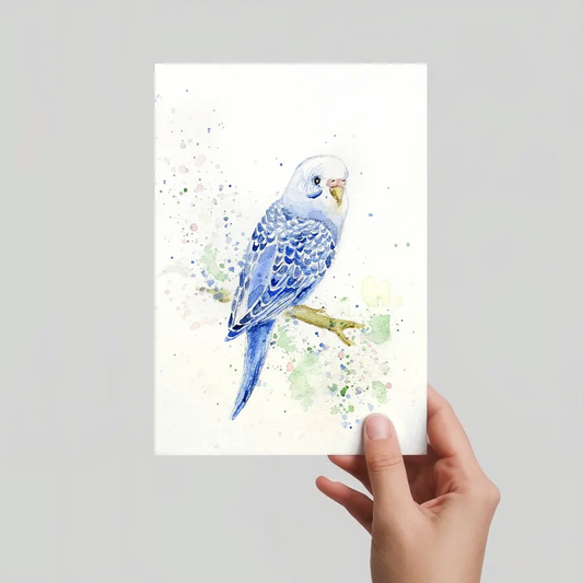 Aquarell Postkarte blauer Wellensittich auf Ast, handgemalt, expressive Malweise mit Farbspritzern.